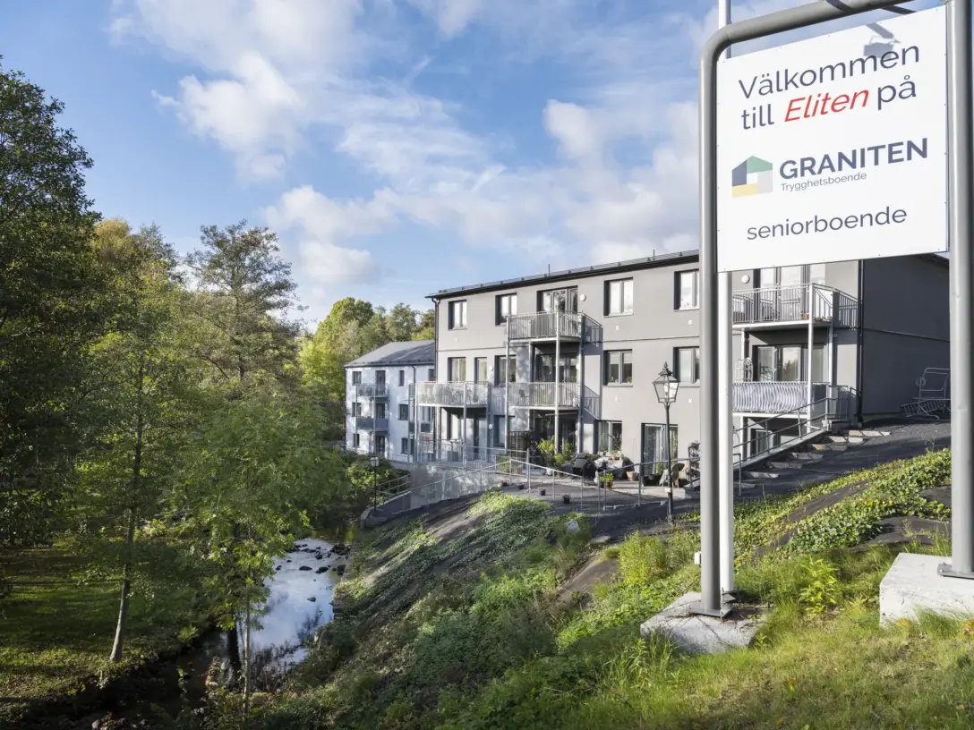 Vilshultsån rinner nedanför Graniten, skylten vid infarten i förgrunden