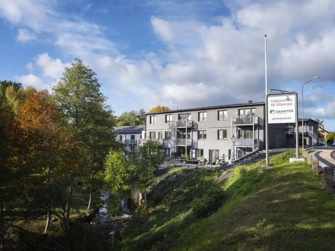 Granitens hus vid Vilshultsån med skylten Välkommen till Eliten på Graniten seniorboende