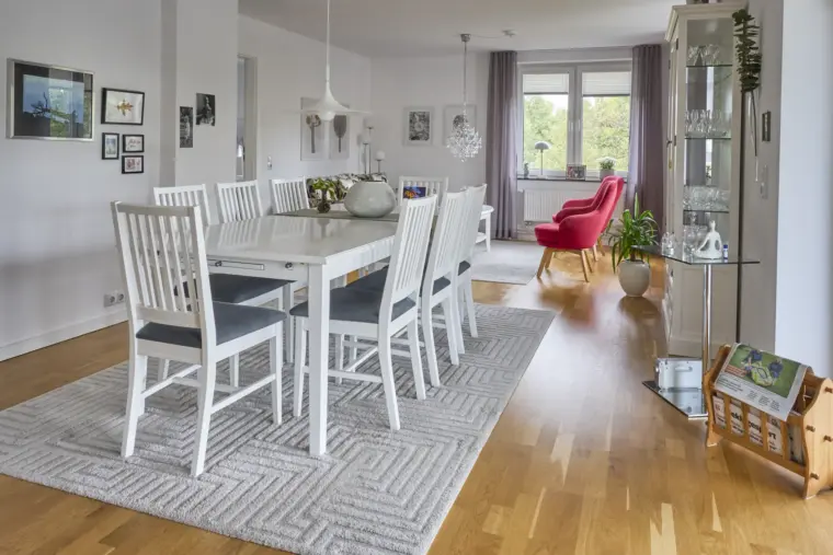Matplats med vitt bord och sex stolar i en trerummare